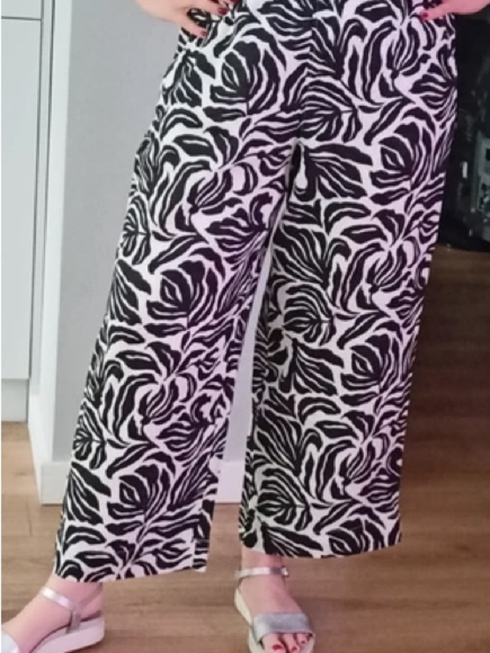 Nicole Miller Wide-Leg Floral Print Pants in Black & White